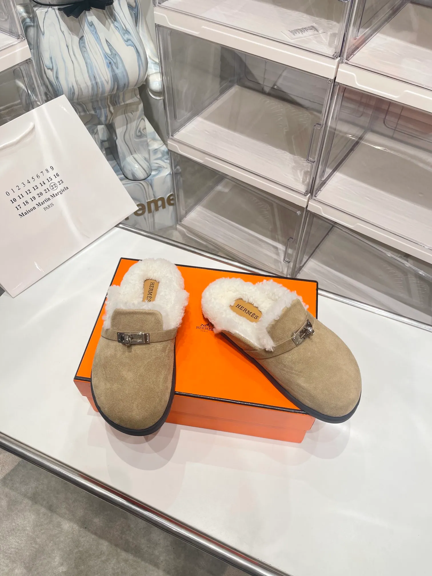 【HERMESG】Furry mop P: 580💰 ●Number of sizes: Men 39-44 (45 custom-made) Women 35-40 (41.42 custom-made) HERMES Hermès cute half-movers.  Classic family language design! It looks good no matter how you match it! Casual and high-end feeling, the comfort is also great, paired with various colorful socks, it has a trendy high-end feel. The top version is made of high-quality real wool ●Upper: imported cow suede ●Inner: imported sheepskin one piece ●Foot: imported mixed sheepskin ●Outsole: Tpu non-slip and wear-resistant outsole.